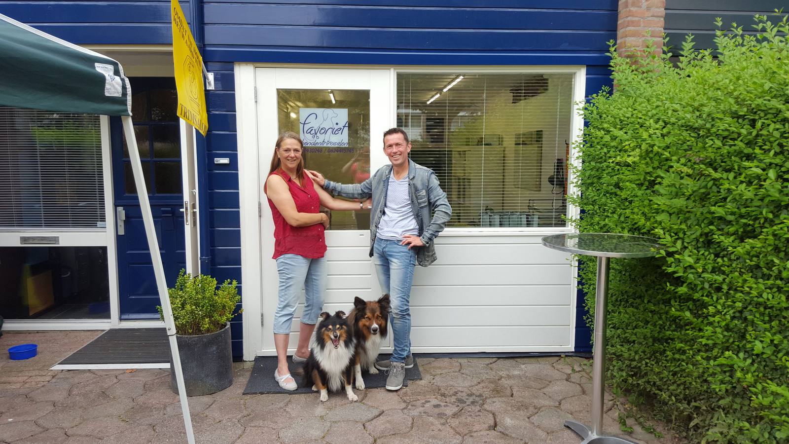 Brenda Bottema voor de ingang van Hondentrimsalon Favoriet aan de Coryluslaan in Heerhugowaard, met twee shelties