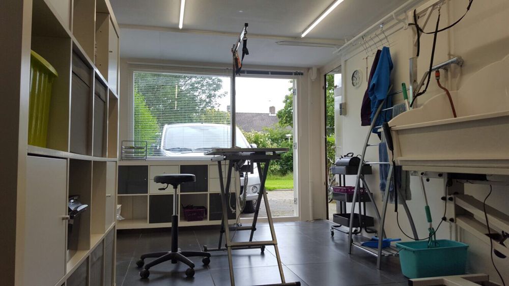 De werkruimte van Hondentrimsalon Favoriet met wasbak, kasten en verzorgingsmateriaal